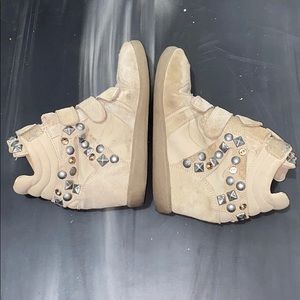 Women’s wedge gym shoe